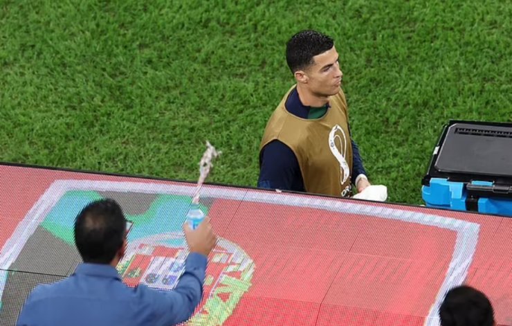 Болельщик облил Роналду водой во время матча с Марокко