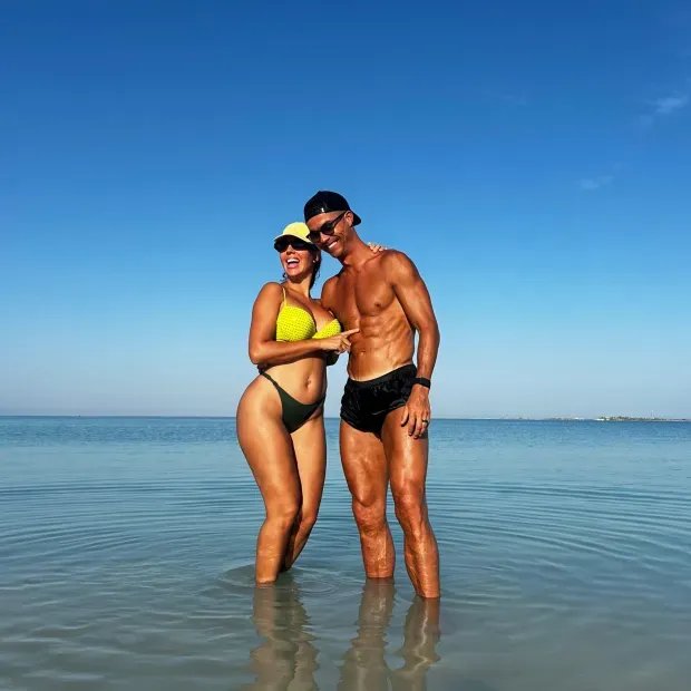 Роналду отдохнул с Джорджиной на пляже и покатался на велосипеде