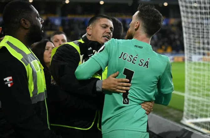 Голкипер «Вулверхэмптона» едва не подрался с фанатом
