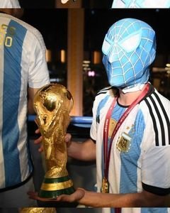 Танцы Месси на столе и чемпионский парад по улицам Дохи. Как сборная Аргентины провела ночь после победы на ЧМ-22