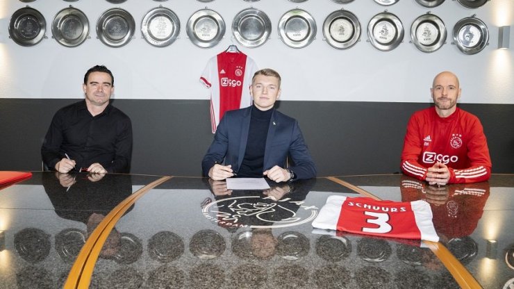Шуурс подписал новый контракт с «Аяксом». Игроком интересовался «Ливерпуль»