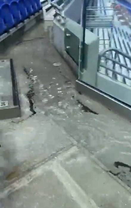 В Сети появились кадры с подтопленными трибунами нового стадиона «Эвертона»