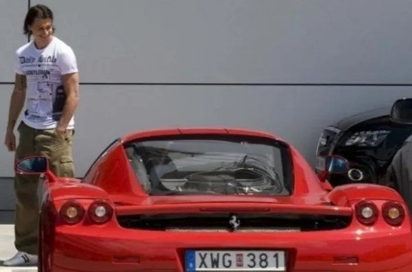 Коллекция автомобилей Златана Ибрагимовича. Там есть Ferrari и Porsche