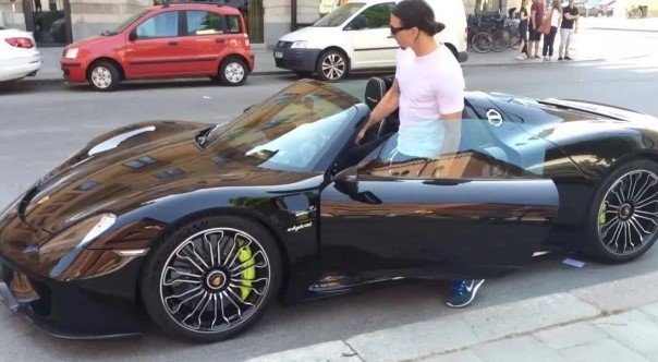 Коллекция автомобилей Златана Ибрагимовича. Там есть Ferrari и Porsche