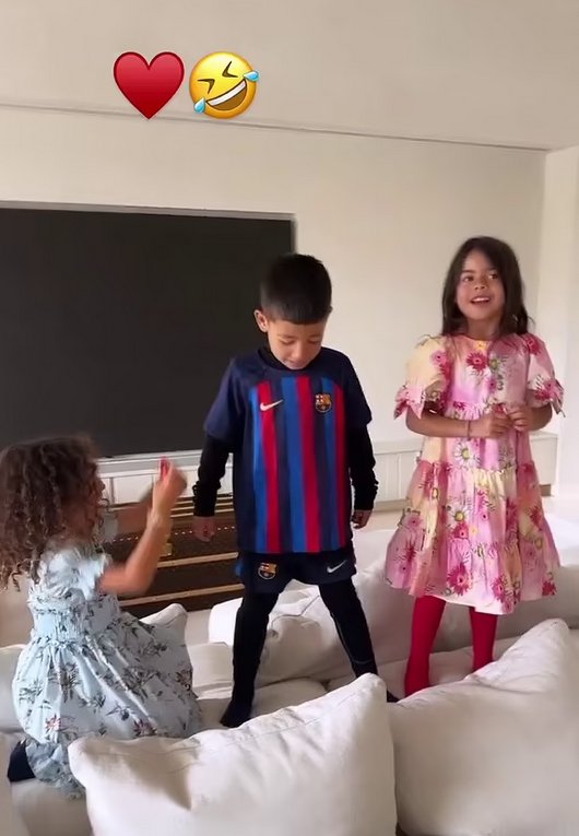 Спутница Роналду выложила видео сына игрока в футболке «Барселоны»