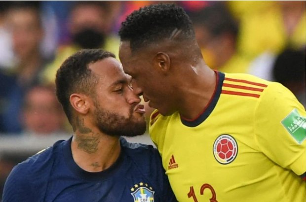 Неймар попытался поцеловать защитника сборной Колумбии во время матча
