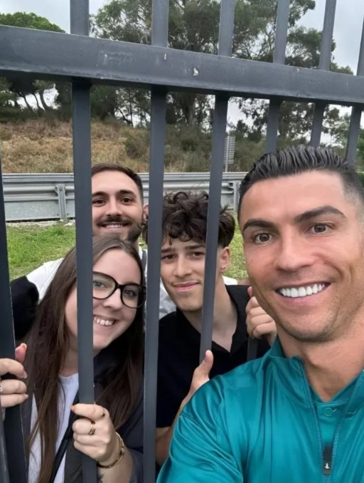 Роналду пролез через кусты, чтобы сфотографироваться с болельщиками