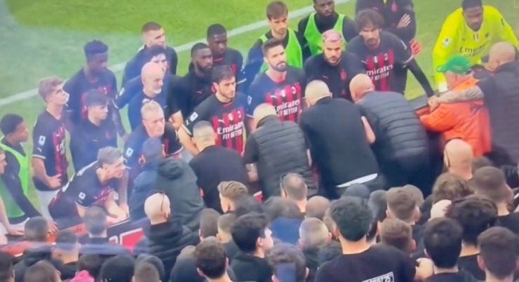 Игроки «Милана» выслушали претензии фанатов после поражения от «Специи»