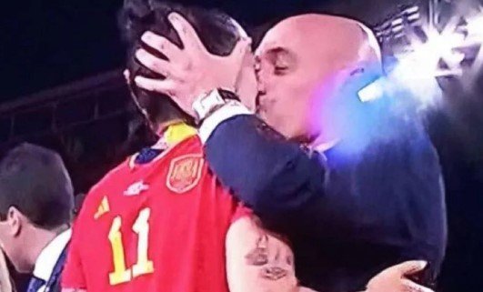 Глава испанской федерации угодил в скандал, поцеловав в губы футболистку