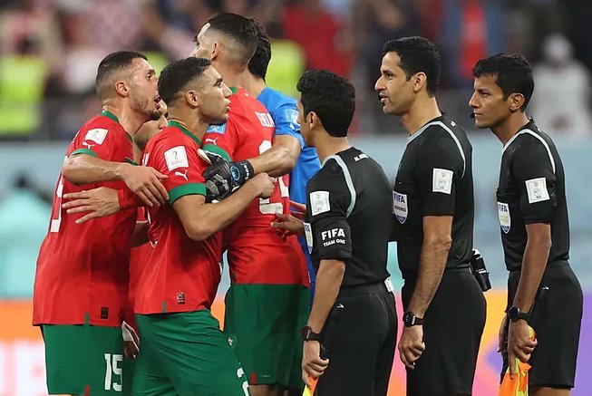 Игроки сборной Марокко набросились на арбитра после матча с Хорватией