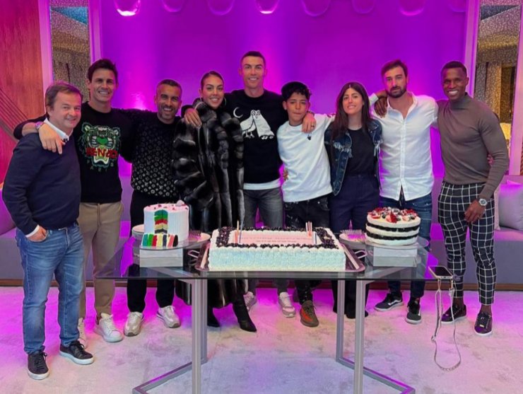Роналду опубликовал фото со своего дня рождения с тремя тортами