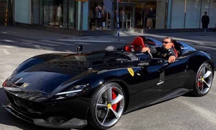 Коллекция автомобилей Златана Ибрагимовича. Там есть Ferrari и Porsche