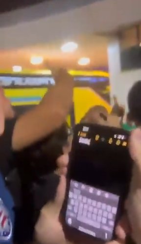 Болельщик сборной Бразилии попросил Данило оставить автограф в телефоне