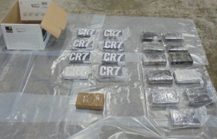 Полиция изъяла 40 кг кокаина с инициалами Роналду