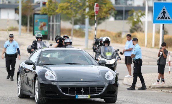 Моуриньо приехал на базу «Бенфики» на чёрном Ferrari под присмотром полиции