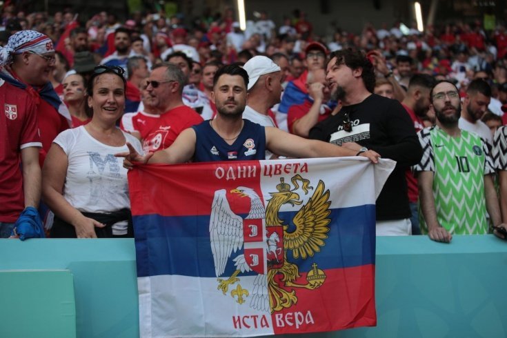 На матче Камерун — Сербия выложили объединённый флаг Сербии и России