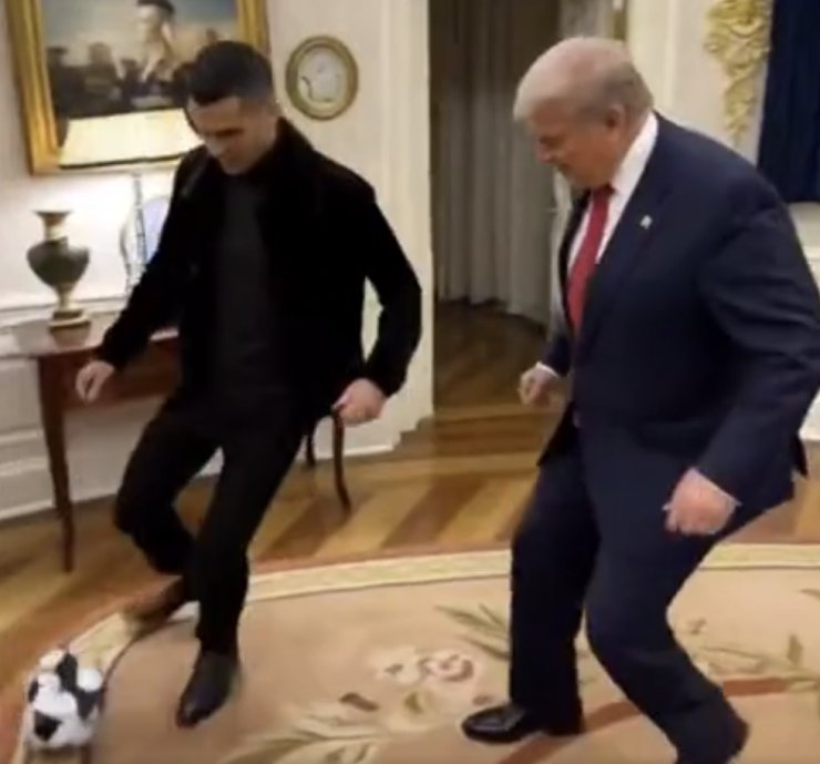 Трамп опубликовал созданное ИИ видео, где он играет в футбол с Роналду