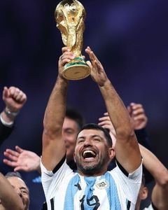 Танцы Месси на столе и чемпионский парад по улицам Дохи. Как сборная Аргентины провела ночь после победы на ЧМ-22