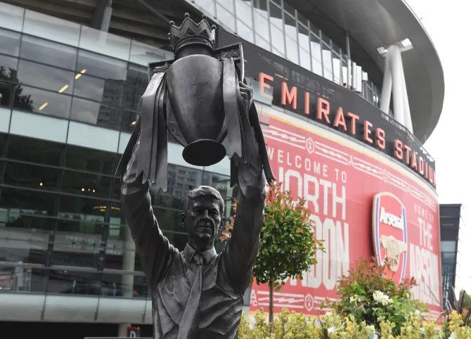 «Арсенал» установил статую Венгера