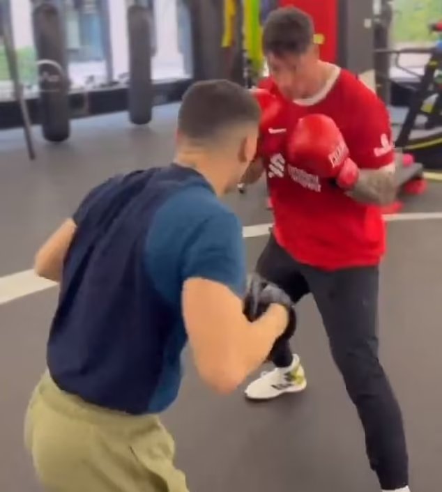 Фернандо Торрес выложил видео, на котором боксирует в футболке «Ливерпуля»