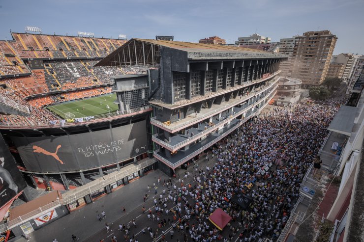 Фанаты «Валенсии» протестовали против владельца клуба прямо во время матча