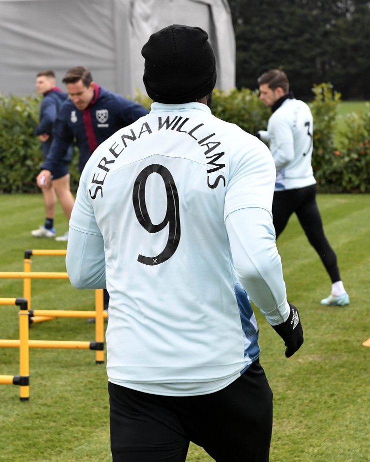 Игрок «Вест Хэма» надел футболку с именем Серены Уильямс в честь 8 марта