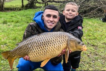 рыбак и рыбка. кошка для рыбалки. сидит на рыбе ловит рыбу. дед рыбачит. рыбак живопись.