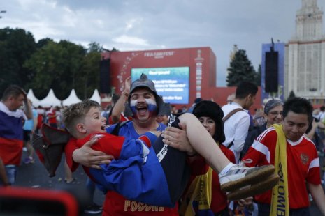 Шумно и мощно: как Россия праздновала победу над испанцами