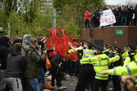 Гнев человеческий на «Олд Траффорд». Фанаты устроили драку с полицией и сорвали игру МЮ с «Ливерпулем»