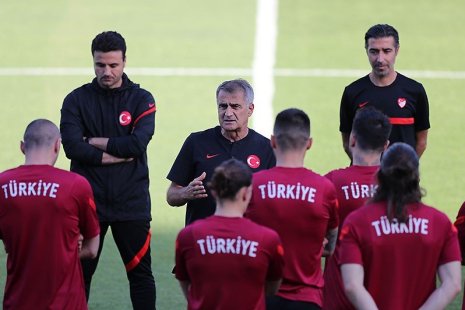 Тренеры и игроки сборной Турции