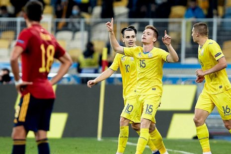 Украина прервала 15-матчевую серию Испании без поражений. Загадочный Цыников выручил Шевченко