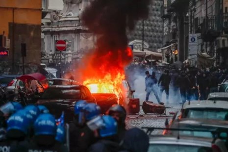 Сгорели авто и пострадали люди. Немцы разгромили Неаполь из-за бездействия УЕФА