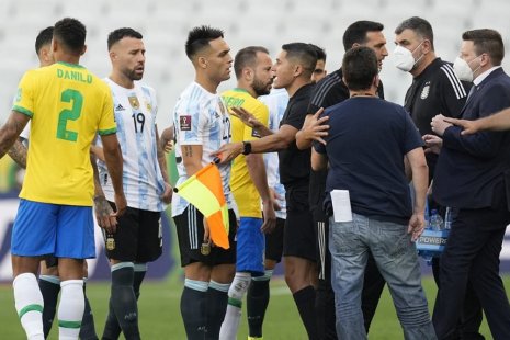 Прерванный матч сборных Бразилии и Аргентины 