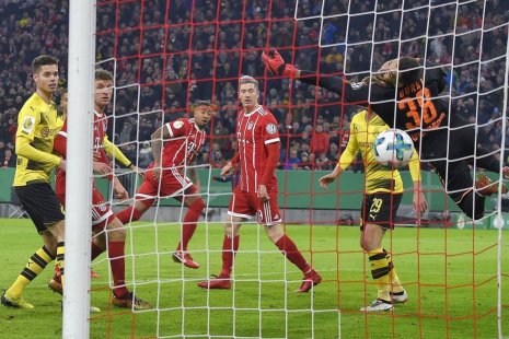 Мяч залетает в ворота Боруссии Д