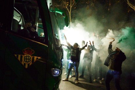 Фанаты сорвали дерби Севильи после «олимпийского гола» Фекира. Через месяц на этой арене сыграет «Зенит»