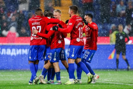 Игроки ЦСКА празднуют гол в ворота Динамо