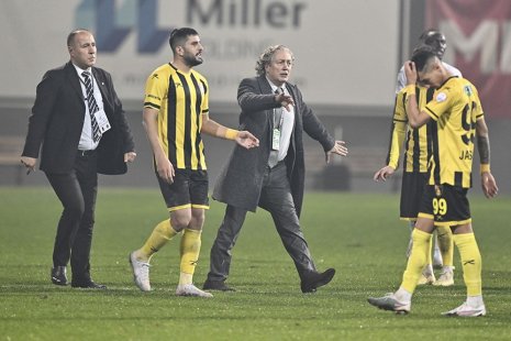 Президент Истанбулспора увёл команды с поля во время матча с Трабзонспором