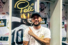 Неймар в раздевалке Сантоса на месте, отведённом для Пеле