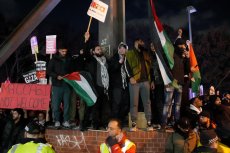 Протесты у стадиона Вилла Парк перед матчем с Маккаби