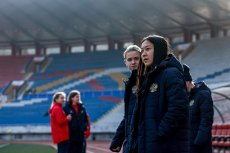 Женская сборная России на стадионе в Пхеньяне